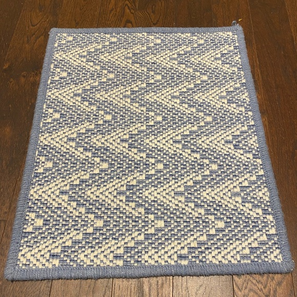 19x16 Blue and White zigzag Mat/Carpet - Picture 2 of 4